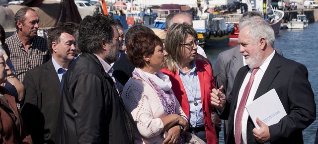 Miguel Arias Cañete mantiene un encuentro con el sector del mar en Cambados (Pontevedra)