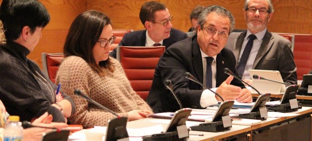 Antonio Alarcó drurante la comisión de Sanidad y Servicios Sociales del Senado 