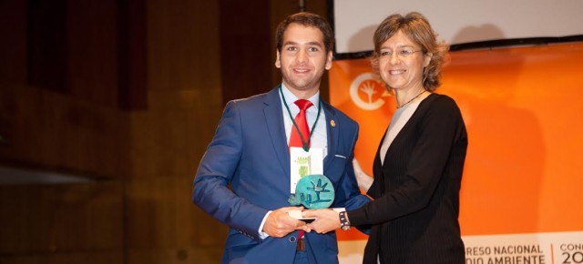 El alcade de Cabra recibe el premio de manos de Isabel García Tejerina