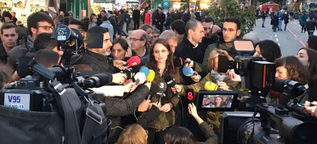 Andrea Levy atiende a los medios en el mercado navideño de la Sagrada Familia