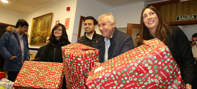 El vicesecretario de Política Autonómica y Local del Partido Popular, Javier Arenas, participa en la entrega de juguetes que organiza el PP de Sevilla