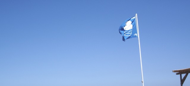 Bandera azul en una playa 