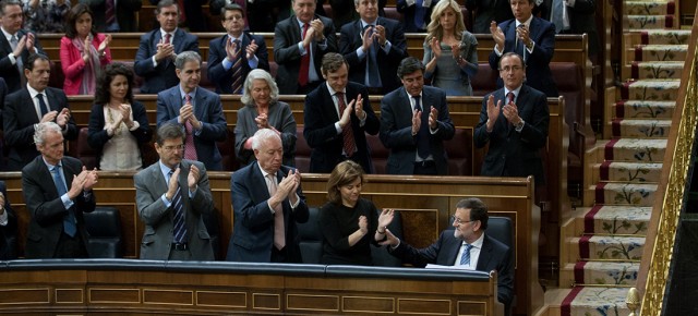 El Grupo Parlamentario Popular aplaude a Mariano Rajoy tras presentar las medidas
