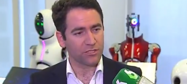 Teodoro García Egea en su vista a la empresa Casual Robots