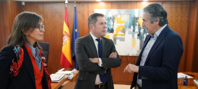 Carmen Fúnez, Gerardo Cuerva e Iñigo de la Serna durante el encuentro.