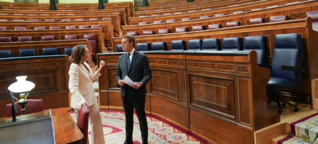 Cuca Gamarra y Alberto Núñez Feijóo en el Congreso de los Diputados.