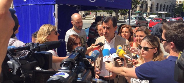 Fernando Martínez-Maillo hace declaraciones a los medios durante su visita a Santander