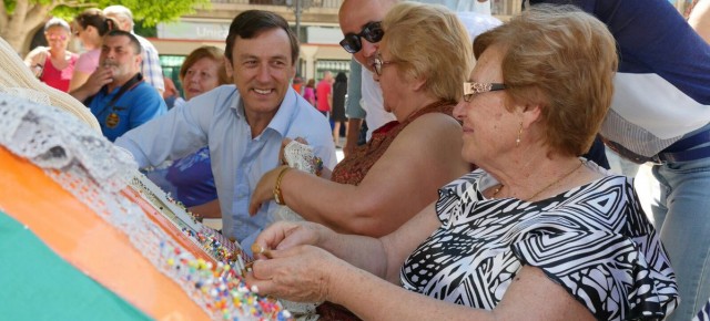 Rafa Hernando visita una exposición de bolillos en Huércal-Overa (Almería)