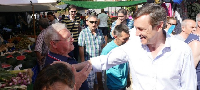 Rafa Hernando visita el mercado de Villaricos