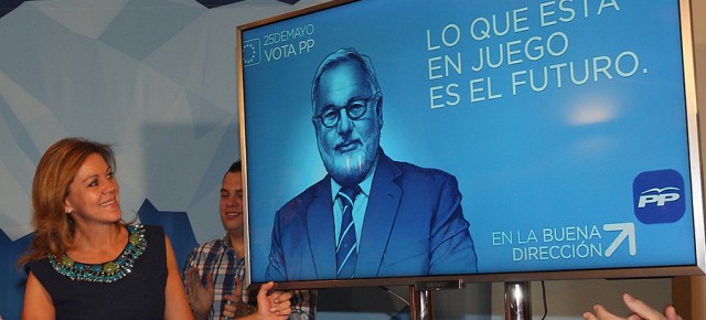 María Dolores de Cospedal en la pegada de carteles de Toledo