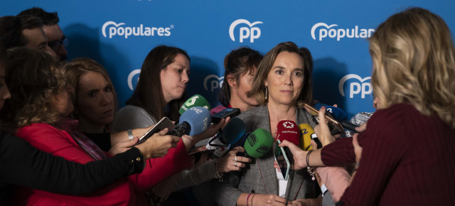 Cuca Gamarra atiende a los medios de comunicación