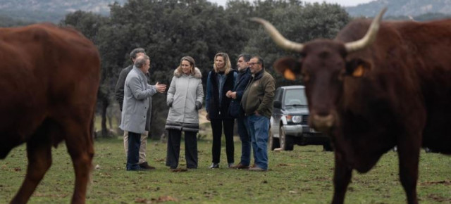 Cuca Gamarra y Paloma Martín en su visita a una explotación