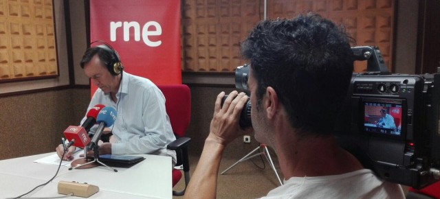 Rafael Hernando durante la entrevista en RNE