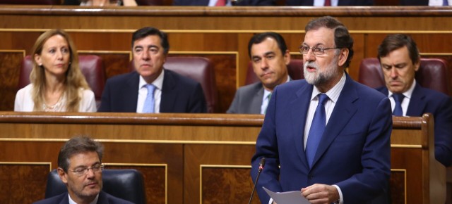 El presidente del Gobierno, Mariano Rajoy, responde a las preguntas de los grupos en la sesión de control