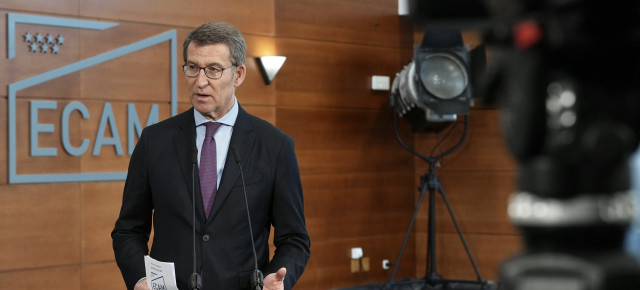 El presidente del PP, Alberto Núñez Feijóo, atiende a los medios de comunicación 