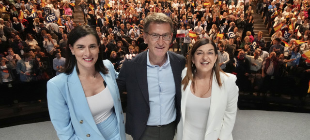 El presidente del PP, Alberto Núñez Feijóo, junto a Mª José Sáenz de Buruaga y Gema Igual