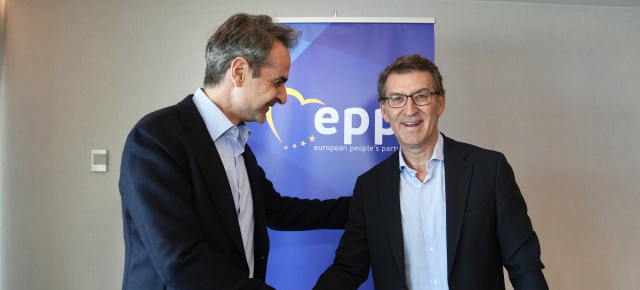 El presidente del Partido Popular, Alberto Núñez Feijóo, junto al primer ministro de Grecia, Kyriakos Mitsotakis, en la Cumbre del EPP en Atenas