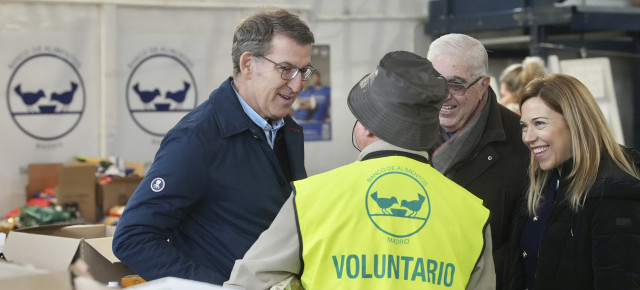 Alberto Núñez Feijóo y Ana Alós en una visita al Banco de Alimentos