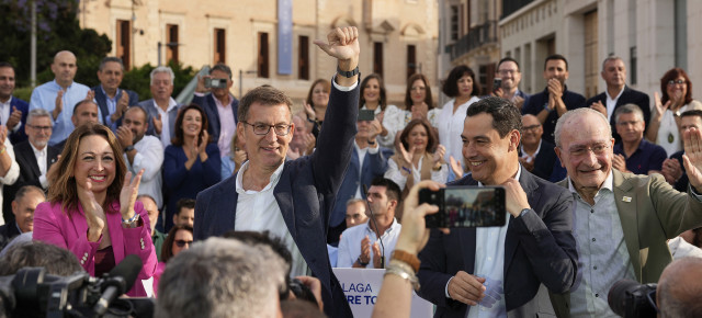 El presidente del Partido Popular, Alberto Núñez Feijóo, y Juanma Moreno, presidente del PP y de la Junta de Andalucía, junto a Paco de la Torre, alcalde de Málaga y candidato a la reelección, y Patricia Navarro, presidenta del PP de Málaga