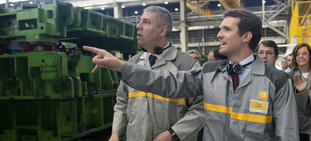 Pablo Casado en la fábrica Renault en Palencia 