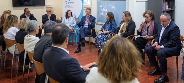 Feijoo en la visita a la sede de la Asociación de Familias Numerosas de Cataluña FANOC