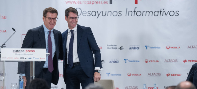 Alberto Núñez Feijóo y Gonzalo Capellán en el desayuno informativo de Europa Press