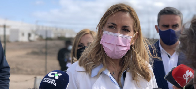 Ana Beltrán en su visita a un campamento de migrantes en Fuerteventura