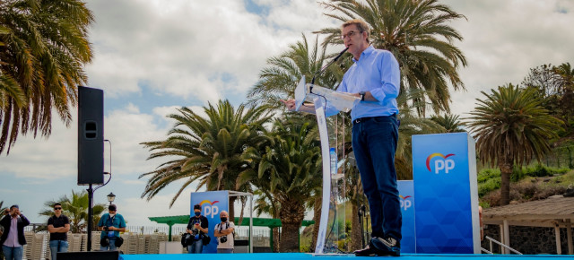 El candidato a la Presidencia del Partido Popular, Alberto Núñez Feijóo, durante su intervención en Santa Cruz de Tenerife