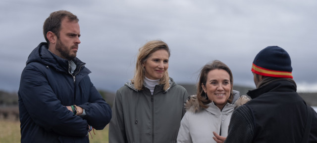 Cuca Gamarra en su visita a una explotación agraria acompañada de la vicesecretaria de Desarrollo Sostenible, Paloma Martín