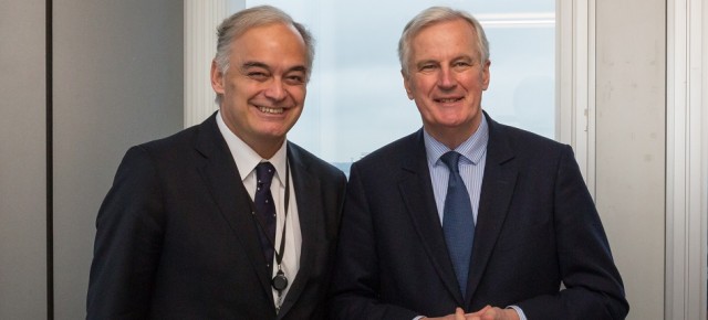 González Pons durante un encuentro hoy en Bruselas con el negociador de la Comisión Europea para el Brexit