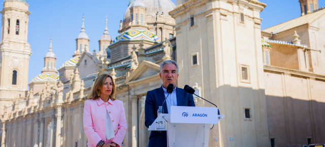 El coordinador general del PP, Elías Bendodo, junto a la alcaldesa de Zaragoza, Natalia Chueca. 
