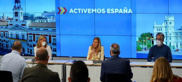 La vicesecretaria de Organización, Ana Beltrán, y la secretaria general del PP Madrid, Ana Camíns, durante una reunión con presidentes de juntas de distrito y de munici-pios afectados por el estado de alarma