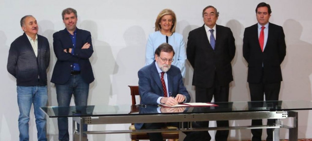 El presidente del Gobierno, Mariano Rajoy, firma el acuerdo social para el aumento del salario mínimo interprofesional