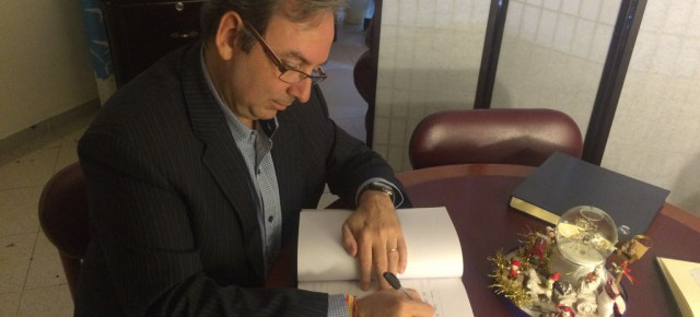 El secretario general del Partido Popular en EE.UU., Juan José Núñez, firma en el libro de honor de visitantes