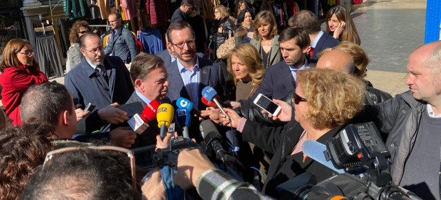Javier Maroto atiende a los medios de comunicación en Oviedo