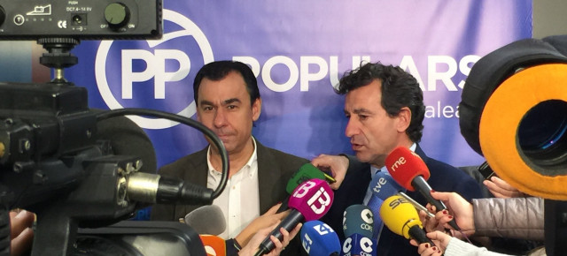 El coordinador general del Partido Popular, Fernando Martínez-Maillo, atiende a los medios.