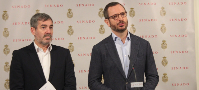 Javier Maroto, junto al senador Fernando Clavijo, en rueda de prensa