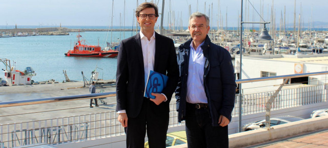 Pablo Montesinos y el alcalde de Estepona, José María García Urbano