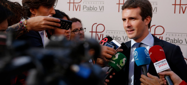 El presidente del Partido Popular, Pablo Casado, atiende a los medios de comunicación