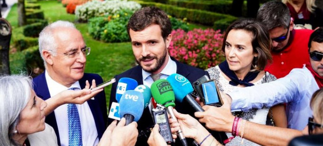 Pablo Casado atiende a los medios de comunicación en Logroño