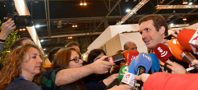 Pablo Casado atiende a los medios de comunicación en FITUR