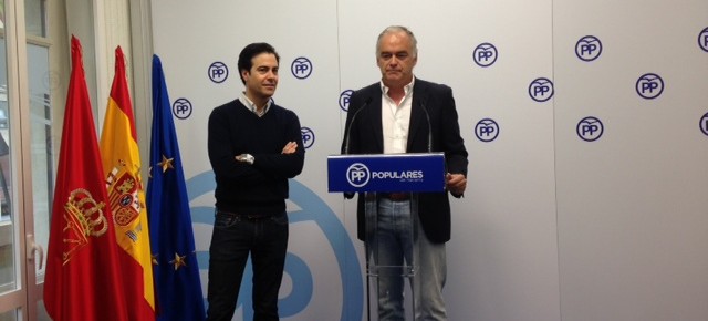 El portavoz del PP en el Parlamento Europeo, Esteban González Pons, y el eurodiputado y presidente de la Gestora del PPN, Pablo Zalba, en Pamplona