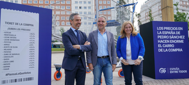 Elías Bendodo, Juan Bravo e Inmaculada Sanz en la Plaza de España