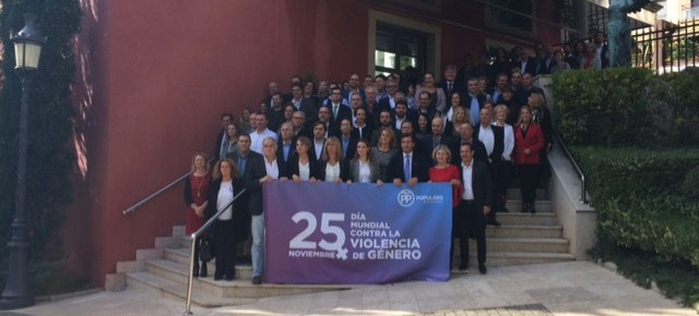 Acto simbólico en Mallorca con motivo del Día Internacional contra la Violencia de Género