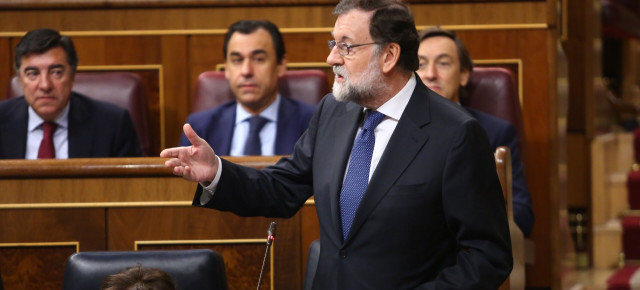 El presidente del Gobierno, Mariano Rajoy, responde a las preguntas de la oposición en la sesión de control