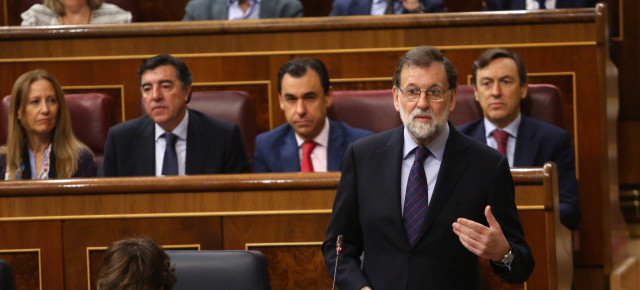 El presidente del Gobierno, Mariano Rajoy, responde a las preguntas de los grupos en la sesión de control