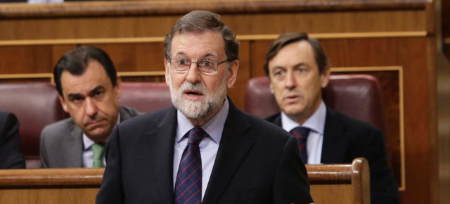 El presidente del Gobierno, Mariano Rajoy, responde a las preguntas de la oposición en la sesión de control