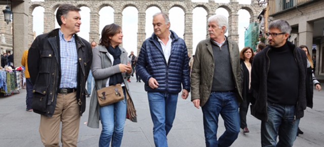 Paseo de González Pons por Segovia con Beatriz Escudero