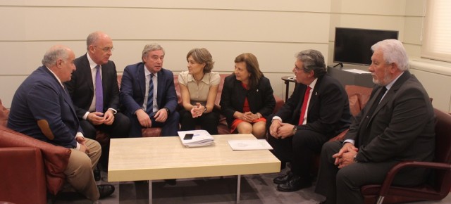 Los senadores del PP por Ourense en una reunión la ministra García Tejerina