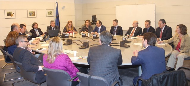 Los senadores del PP de la Comisión de Agricultura, Pesca y Alimentación hoy, tras una reunión con la plataforma Food Defense Soluciones